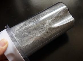 制作吐司前，将26克黑芝麻，50克高筋粉装入料理机打磨成粉。