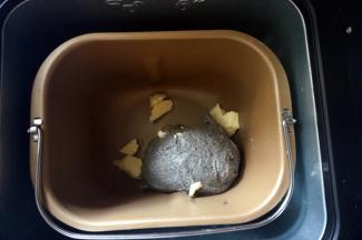 第一次揉面结束后，加入黄油块，再次启动揉面20分钟。