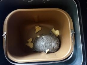 第一次揉面结束后，加入黄油块，再次启动揉面20分钟。