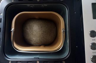 将面团放入面包机，选择酸奶发酵程序，发酵至两倍大。