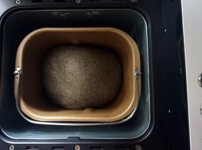 将面团放入面包机，选择酸奶发酵程序，发酵至两倍大。