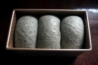 在面团表面喷洒少许清水，然后盖上保鲜膜，放在温暖处发酵至九分满。（我用烤箱的发酵程序发酵的，温度35度）