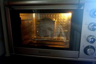 烤箱上火160度，下火170度预热5分钟后，放入最底层，烘烤35分钟出炉。后期可盖上锡纸防黑顶。