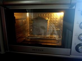 烤箱上火160度，下火170度预热5分钟后，放入最底层，烘烤35分钟出炉。后期可盖上锡纸防黑顶。