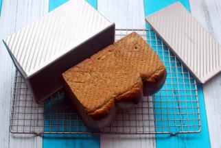 出炉后倒扣脱模，冷却后切片即可打包或享用。