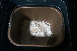 将中种面团的食材放入面包机，揉成光滑面团。