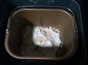 将中种面团的食材放入面包机，揉成光滑面团。