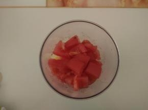 切成块的原料一起放入料理杯里。