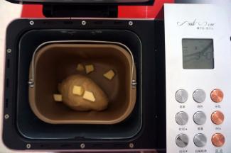 将除黄油外的食材放入面包机，揉面20分钟后放入黄油，再进行一个揉面程序20分钟至拉出薄膜。