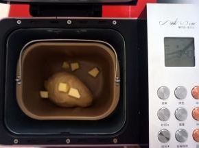 将除黄油外的食材放入面包机，揉面20分钟后放入黄油，再进行一个揉面程序20分钟至拉出薄膜。