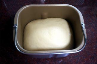 选择酸奶发酵程序，将面团发酵至两倍大。