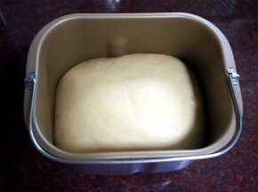 选择酸奶发酵程序，将面团发酵至两倍大。