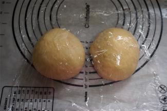 取出排气，平均分成两等份，滚圆，盖上保鲜膜松弛15分钟。