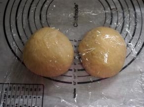 取出排气，平均分成两等份，滚圆，盖上保鲜膜松弛15分钟。