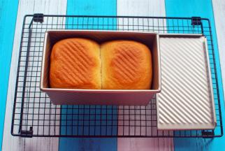 吐司香气四溢，出炉。