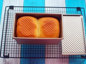 吐司香气四溢，出炉。