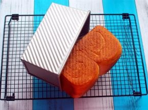 出炉后立即倒出。