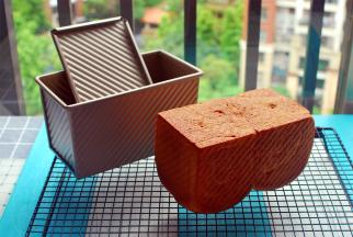 在冷却架上冷却至温温的状态后切片即可享用。