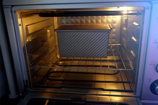 烤箱上火160度，下火170度预热5分钟后放入倒数第二层，烘烤35分钟。