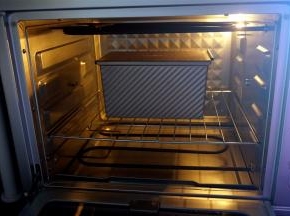 烤箱上火160度，下火170度预热5分钟后放入倒数第二层，烘烤35分钟。