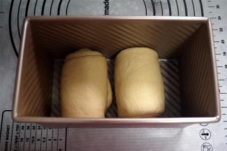 分别擀开，卷起，放入吐司盒。