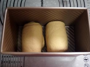 分别擀开，卷起，放入吐司盒。