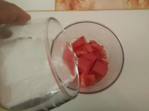 倒入纯净水。