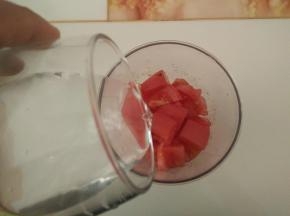 倒入纯净水。
