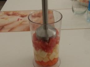 手持料理棒放入料理杯中，上下抽动，把全部食材打成汁。
