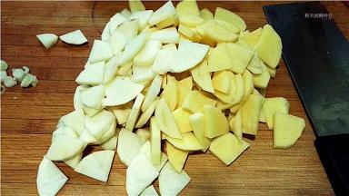 土豆洗净去皮，切厚片备用（也可切滚刀块）。