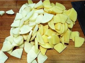 土豆洗净去皮，切厚片备用（也可切滚刀块）。