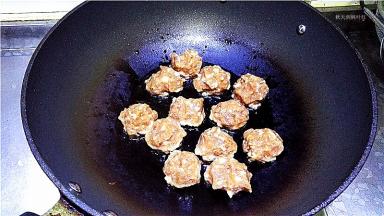 锅中放入少许油，将肉馅攥成丸子放入锅中煎制。