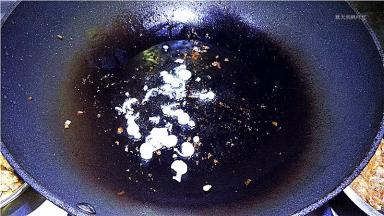 锅中留少许油，将葱花放入爆香。