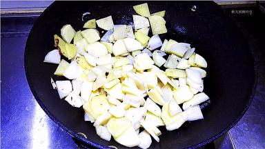 翻炒土豆至变色。