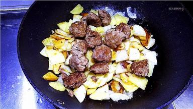 当土豆五分熟时放入肉丸。