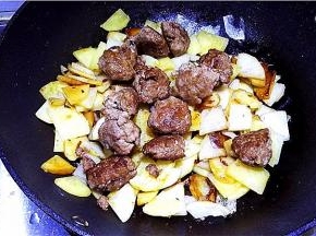 当土豆五分熟时放入肉丸。