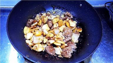 烧制汤汁收干了，就可以关火出锅。