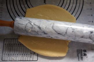 将水皮擀开，包入油皮，擀开，对折，擀开，重复5,6次。