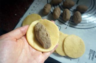 取一片圆面片，包入馅料。