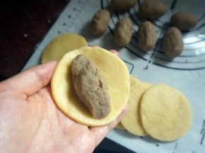 取一片圆面片，包入馅料。