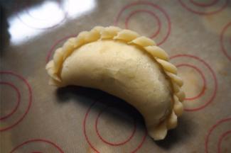 封口捏紧，拇指从收口边沿下至上一下一下压出花边。