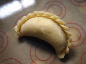 封口捏紧，拇指从收口边沿下至上一下一下压出花边。