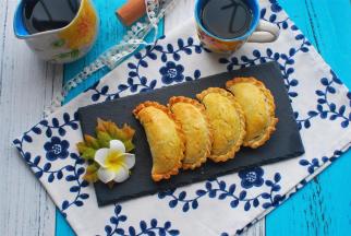 烤箱预热至200度，上下火200度烘烤25分钟，表面金黄，香气四溢出炉。