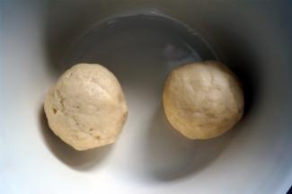 分别将水皮和油皮的食材揉合，盖上保鲜膜松弛30分钟。