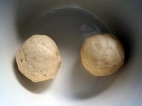 分别将水皮和油皮的食材揉合，盖上保鲜膜松弛30分钟。