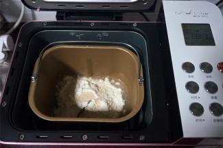 将中种食材放入面包机（中种：高筋粉187克、水112克、 酵母2克），揉成团。