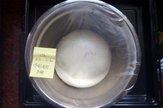 盖上保鲜膜，放入冰箱冷藏发酵17个小时。