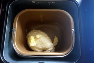 第一次揉面程序结束时放入黄油，再次启动揉面程序，每次揉面时间为20分钟。