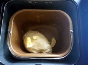 第一次揉面程序结束时放入黄油，再次启动揉面程序，每次揉面时间为20分钟。