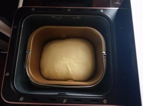 盖上保鲜膜，启动酸奶发酵程序，将面团发酵至两倍大。